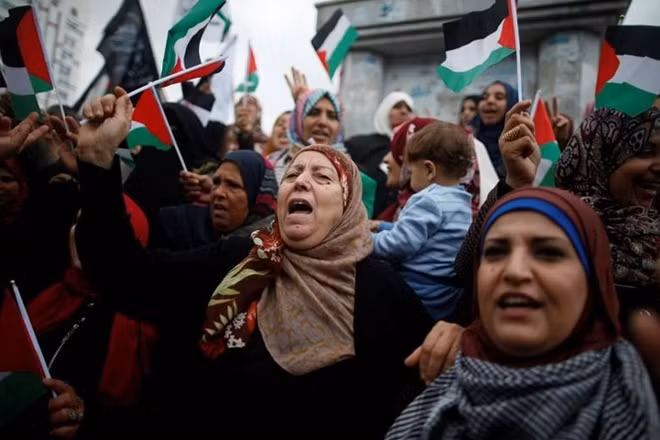 Người dân Palestine biểu tình phản đối quyết định của Tổng thống Mỹ Donald Trump.