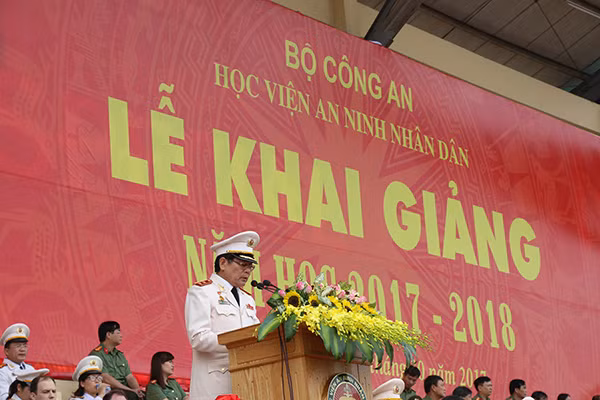 Trung tướng, GS.TS Nguyễn Văn Ngọc, Giám đốc Học viện ANND cho biết: Năm học vừa qua nhà trường đã hoàn thành xuất sắc nhiều nhiệm vụ, góp phần vào thành tích chung của công tác giáo dục, đào tạo trong lực lượng CAND. Trung tướng, GS.TS Nguyễn Văn Ngọc, Giám đốc Học viện ANND cho biết: Năm học vừa qua nhà trường đã hoàn thành xuất sắc nhiều nhiệm vụ, góp phần vào thành tích chung của công tác giáo dục, đào tạo trong lực lượng CAND.