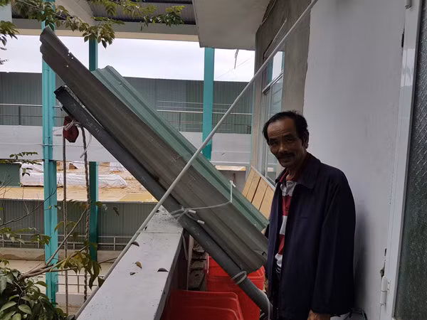Máng hứng nước mưa của bệnh viện để phục vụ bệnh nhân.