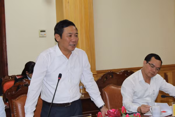 Đồng chí Phạm Sỹ Lợi, Phó Bí thư thường trực, Chủ tịch HĐND tỉnh Hà Nam phát biểu đóng góp ý kiến vào Dự thảo.