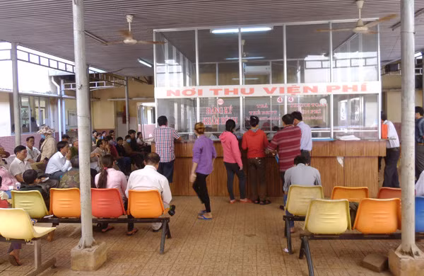 Người dân đăng ký khám chữa bệnh tại Bệnh viện Đa khoa tỉnh Bình Phước.