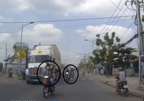 Kẻ mặc áo sọc trong dấu khoanh tròn là “hoa tiêu” của “chùm nài” chạy phía sau. Kẻ mặc áo sọc trong dấu khoanh tròn là “hoa tiêu” của “chùm nài” chạy phía sau.