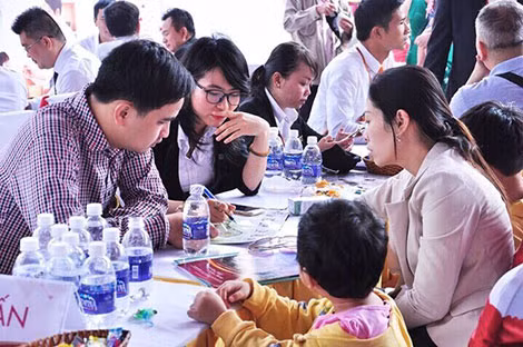 Nữ sales đang giới thiệu dự án cho khách.