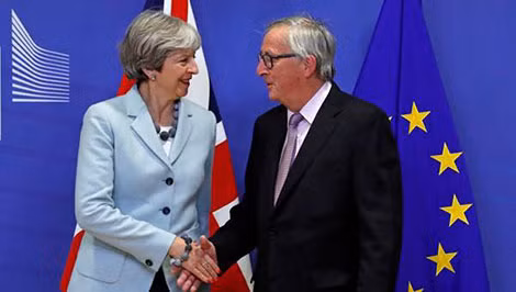 Thủ tướng Anh Theresa May và Chủ tịch Ủy ban châu Âu Jean-Claude Juncker tại Bruxelles ngày 8-12 sau khi châu Âu và Anh đạt được thỏa thuận về giai đoạn 1 Brexit.