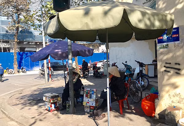 Cần kiểm soát việc bày bán thuốc lá nơi công cộng.
