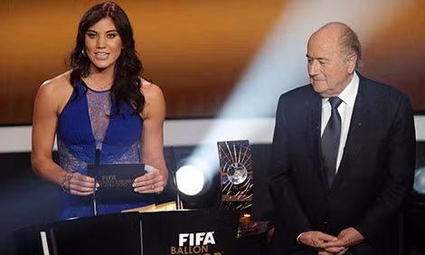 Sepp Blatter bị tố có hành vi sàm sỡ Hope Solo.
