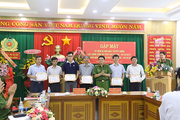 Khen thưởng tập thể có thành tích xuất sắc trong phong trào toàn dân PCCC.