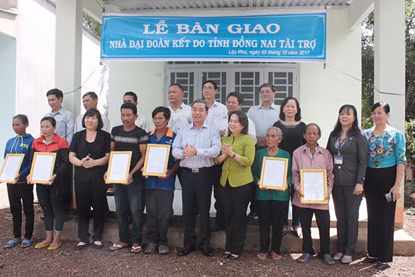 Các vị lãnh đạo bàn giao Nhà Đại đoàn kết cho các hộ. Các vị lãnh đạo bàn giao Nhà Đại đoàn kết cho các hộ.