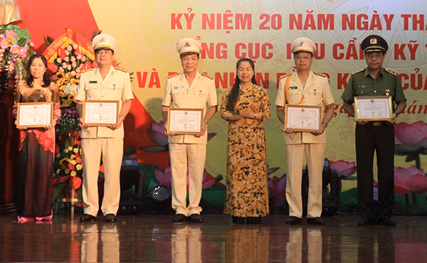 Bà Nguyễn Thị Thu Hồng, Phó Chủ tịch Tổng Liên đoàn lao động Việt Nam trao tặng Kỷ niệm chương “Vì sự nghiệp xây dựng tổ chức Công đoàn” cho các lãnh đạo chỉ huy và cán bộ Công đoàn Tổng cục HC-KT. Bà Nguyễn Thị Thu Hồng, Phó Chủ tịch Tổng Liên đoàn lao động Việt Nam trao tặng Kỷ niệm chương “Vì sự nghiệp xây dựng tổ chức Công đoàn” cho các lãnh đạo chỉ huy và cán bộ Công đoàn Tổng cục HC-KT.