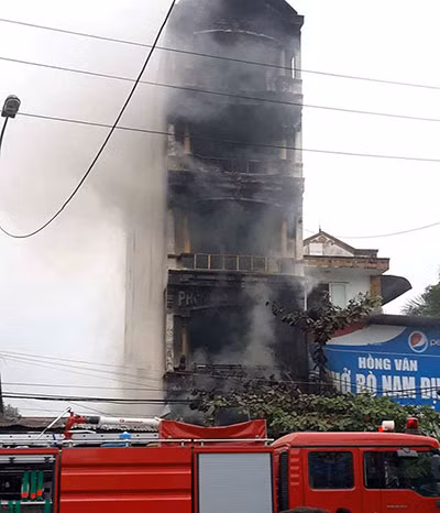 Hiện trường vụ hỏa hoạn tại thị trấn Xuân Mai (Chương Mỹ, Hà Nội) khiến 2 cháu gái tử vong. Hiện trường vụ hỏa hoạn tại thị trấn Xuân Mai (Chương Mỹ, Hà Nội) khiến 2 cháu gái tử vong.