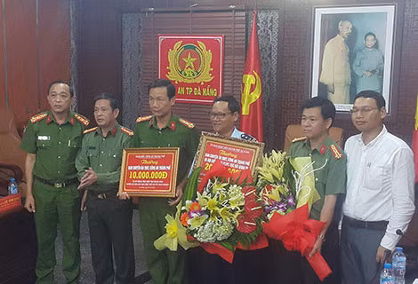 Ông Hồ Kỳ Minh, Phó Chủ tịch UBND TP Đà Nẵng và Đại tá Lê Văn Tam, Giám đốc Công an thành phố khen thưởng các lực lượng phá án .