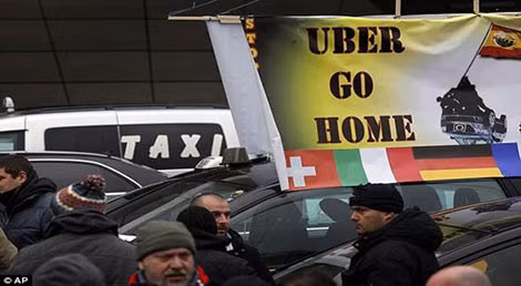 Nhiều nước châu Âu rút giấy phép hoạt động của Uber, trong khi giới taxi truyền thống thì tẩy chay. Nhiều nước châu Âu rút giấy phép hoạt động của Uber, trong khi giới taxi truyền thống thì tẩy chay.