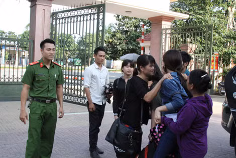 Một nạn nhân vỡ òa niềm vui đoàn tụ với người thân sau khi được giải cứu trở về (tháng 11-2017).