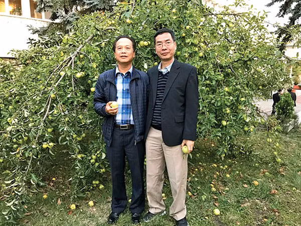 Cùng cán bộ thương vụ Việt Nam tại Bulgaria - ông Nguyễn Thái Hòa - trong khuôn viên trụ sở Đại sứ quán.