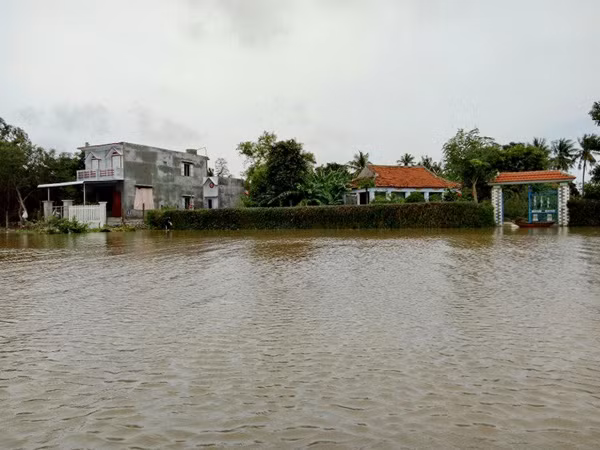 Nhiều tuyến đường nông thôn ở Phú Yên, Bình Định bị lũ lụt chia cắt.