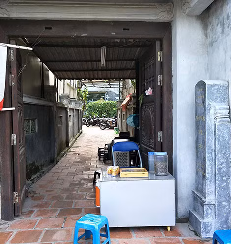 Cổng vào khu mộ là nơi bán trà đá, trông xe.