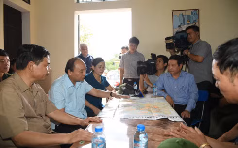 Thủ tướng nghe lãnh đạo tỉnh Ninh Bình báo cáo về công tác chống lũ
