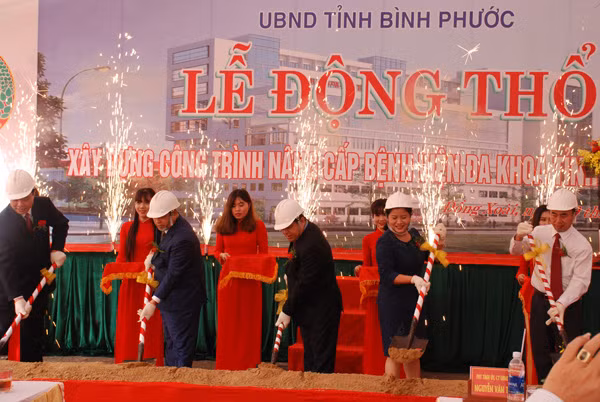 Quang cảnh lễ khởi công.