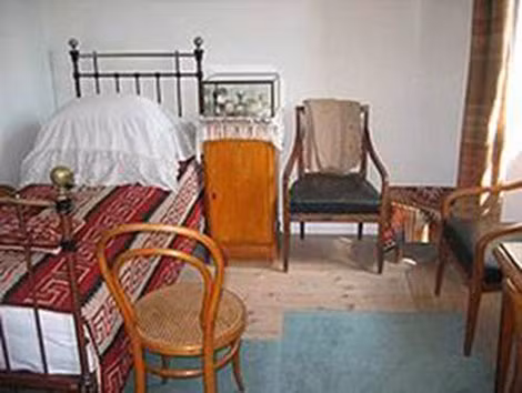 Căn phòng của văn hào Lev Tolstoy được phục chế trong khu điền trang.