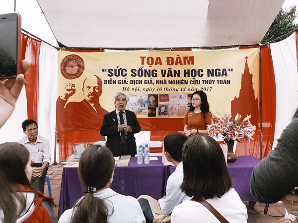 Trong khuôn khổ sự kiện, nhiều hoạt động ý nghĩa hướng tới dịp kỉ niệm 100 năm Cách mạng tháng Mười Nga cũng đã diễn ra như buổi toạ đàm “Sức sống văn học Nga”, với diễn giả Thúy Toàn, ông là nhà nghiên cứu, dịch giả, người được mệnh danh là “người bắc cầu văn học Việt – Nga”. Đến với buổi tọa đàm, độc giả đã được nghe những trao đổi của dịch giả về công việc dịch thuật, về những tác phẩm, tác giả Nga vĩ đại, về nhà lưu niệm văn học Nga ngay tại nhà của dịch giả Thúy Toàn.