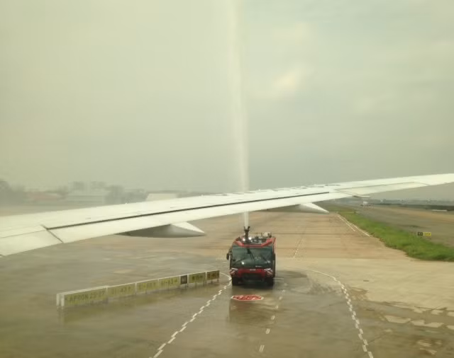 Nghi lễ phun nước lên máy bay - nghi lễ trang trọng nhất trong ngành hàng không. Nghi lễ phun nước lên máy bay - nghi lễ trang trọng nhất trong ngành hàng không.