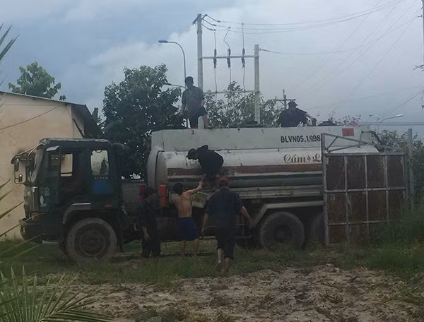 Lực lượng chức năng điều phương tiện đến hiện trường khắc phục sự cố.