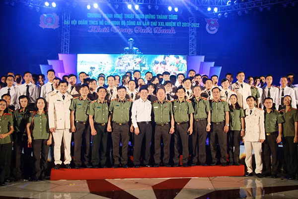 Các đại biểu chụp ảnh lưu niệm tại chương trình.