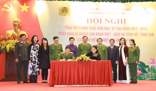 Đồng chí Nguyễn Thị Thu Hà và Thứ trưởng Lê Qúy Vương ký kế hoạch phối hợp triển khai NQLT 01 giai đoạn 2017-2020. Đồng chí Nguyễn Thị Thu Hà và Thứ trưởng Lê Qúy Vương ký kế hoạch phối hợp triển khai NQLT 01 giai đoạn 2017-2020.