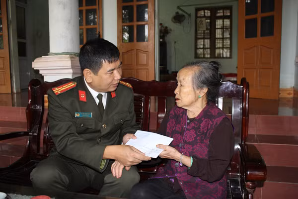 Đại tá Dương Văn Tính - Phó Giám đốc Công an tỉnh Bắc Kạn thăm hỏi, hỗ trợ thân nhân gia đình anh Nguyễn Hồng Vân bị mất tích trong những ngày luc đến nay chưa tìm thấy.