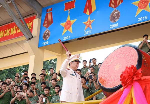 Bộ trưởng Tô Lâm đánh trống khai giảng năm học mới của Học viện ANND. Bộ trưởng Tô Lâm đánh trống khai giảng năm học mới của Học viện ANND.