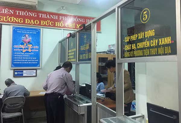 Làm thủ tục trực tuyến là một trong những hình thức để đẩy mạnh cải cách hành chính. Làm thủ tục trực tuyến là một trong những hình thức để đẩy mạnh cải cách hành chính.