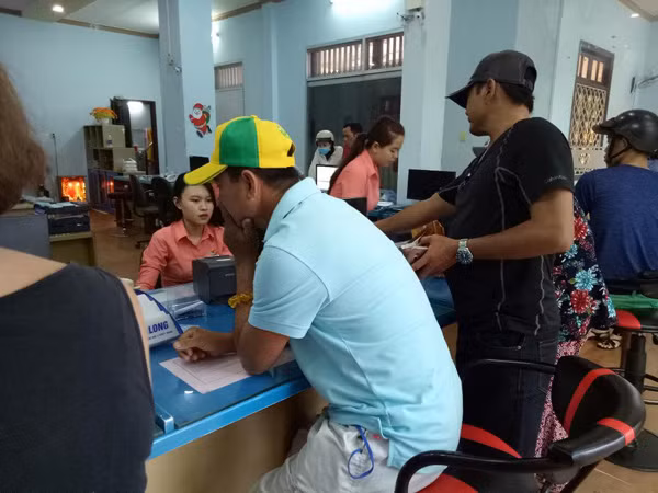 Nhiều hành khách đến điểm bán vé tàu cao tốc ở Phú Quốc sáng 17-10 đổi lại vé. Nhiều hành khách đến điểm bán vé tàu cao tốc ở Phú Quốc sáng 17-10 đổi lại vé.
