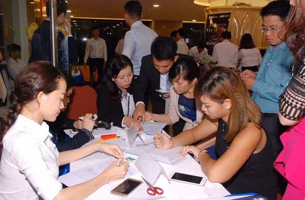 Nhiều khách hàng đăng ký đặt chỗ ngay tại sự kiện. Nhiều khách hàng đăng ký đặt chỗ ngay tại sự kiện.