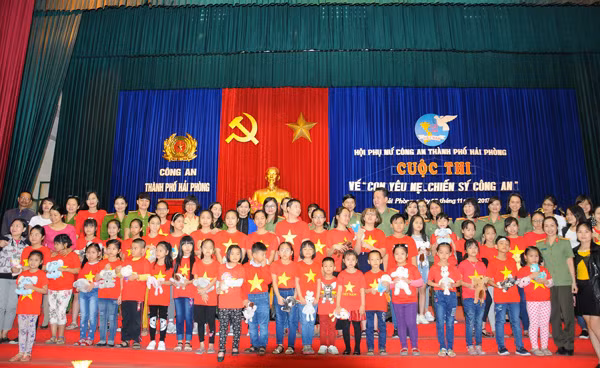 Đại tá Nguyễn Quốc Hùng, Phó Giám đốc Công an TP với các cháu trong hội thi.
