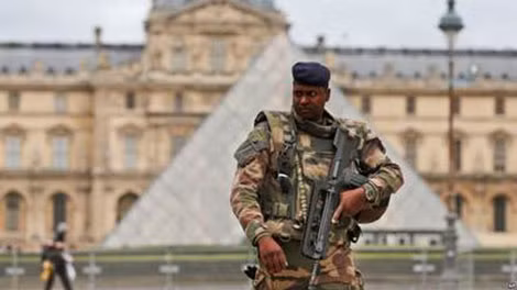 Binh sĩ Pháp tuần tra trước Bảo tàng Louvre ở Paris.