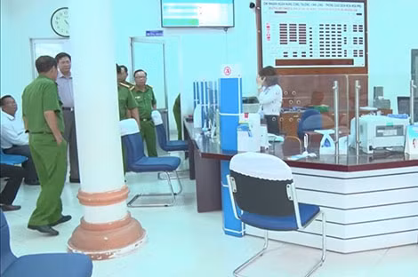 Cơ quan điều tra tiến hành công tác khám nghiệm.
