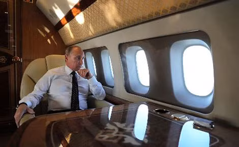 Tổng thống Nga Vladimir Putin trên chuyên cơ trước khi hạ cánh xuống căn cứ Hmeimim, Syria.