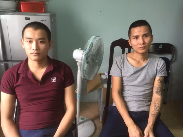 Đối tượng Công (áo tím) và Kiên (áo phông trắng) tại cơ quan Công an.
