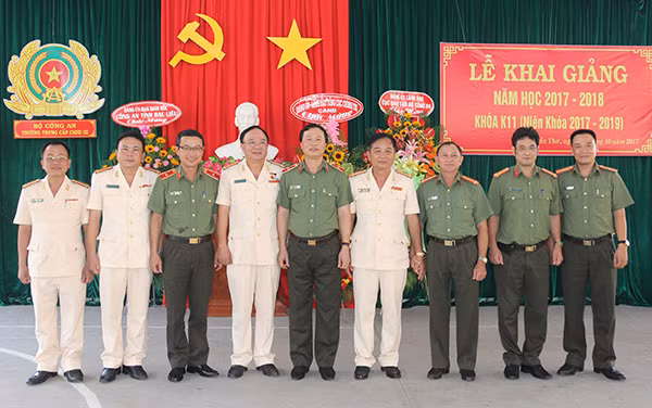Thiếu tướng, GS-TS Bùi Minh Giám, cùng các đại biểu và Ban Giám hiệu Trường Trung cấp CSND III.