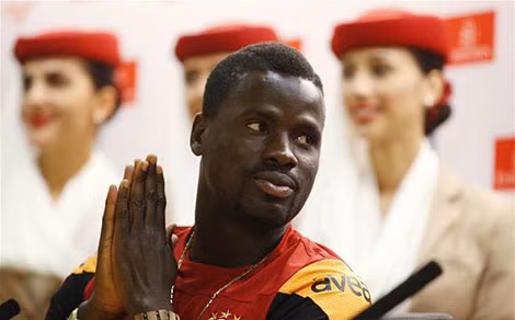Emmanuel Eboue tự đẩy mình vào tình cảnh bi đát.