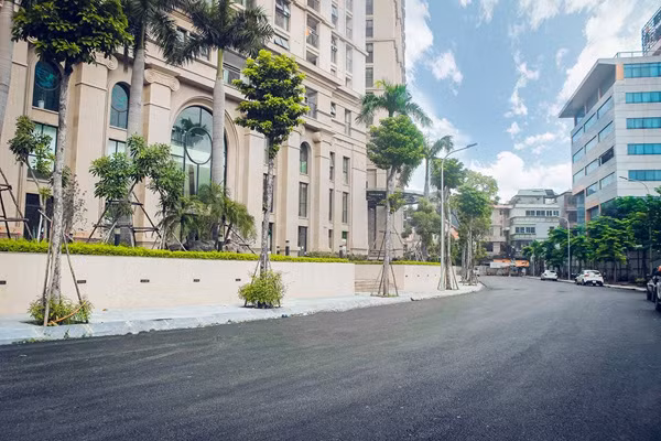Cung đường dẫn vào dự án D’. Le Pont D’or được hoàn thiện hiện đại, thông thoáng.