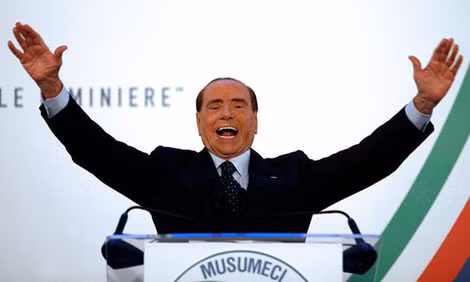Hình ảnh chiến thắng quen thuộc của ông Silvio Berlusconi.