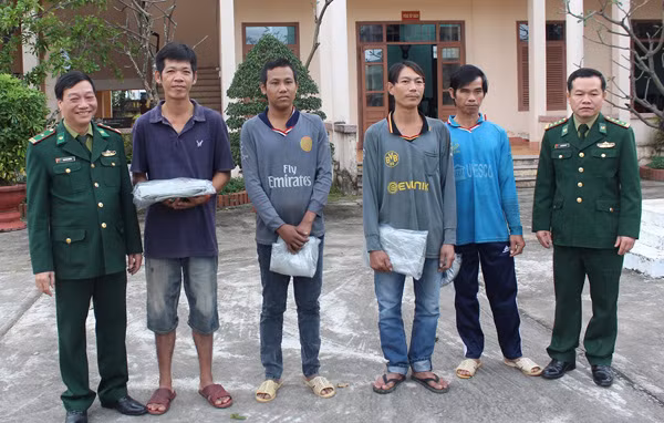 4 nạn nhân thuyền viên vừa được Bộ đội Biên Phòng giải cứu.