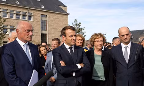 Tổng thống Pháp Emmanuel Macron trong chuyến thị sát vùng Égletons, Tây Nam Pháp đầu tháng 10. Tổng thống Pháp Emmanuel Macron trong chuyến thị sát vùng Égletons, Tây Nam Pháp đầu tháng 10.