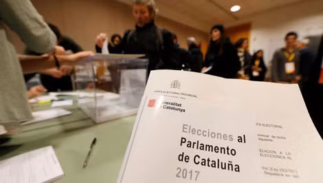 Cử tri vùng Catalonia bỏ phiếu bầu cử Hội đồng lập pháp ngày 21-12.