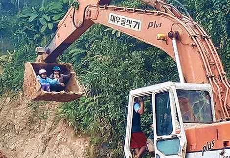 Muốn tiếp cận điểm sạt lở nóc Ông Tuân, nhiều đoạn đường chúng tôi phải di chuyển nhờ xe múc. Muốn tiếp cận điểm sạt lở nóc Ông Tuân, nhiều đoạn đường chúng tôi phải di chuyển nhờ xe múc.