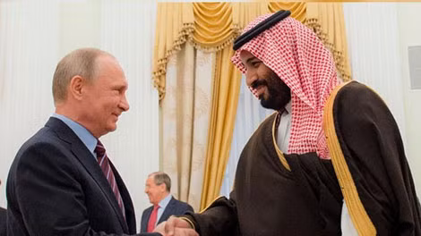 Hoàng tử Mohammed bin Salman (bên phải) thăm Nga hồi tháng 6-2015.