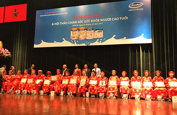 Lễ mừng thọ cho 28 cụ trên 80 tuổi tại TP Hồ Chí Minh.