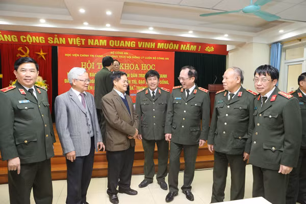Thứ trưởng Nguyễn Văn Thành trao đổi với các đại biểu dự Hội thảo.