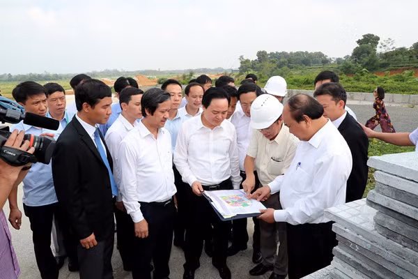 Thủ tướng và đoàn công tác thị sát địa điểm dự án đầu tư xây dựng ĐHQGHN tại Hòa Lạc vào tháng 9-2017. Thủ tướng và đoàn công tác thị sát địa điểm dự án đầu tư xây dựng ĐHQGHN tại Hòa Lạc vào tháng 9-2017.